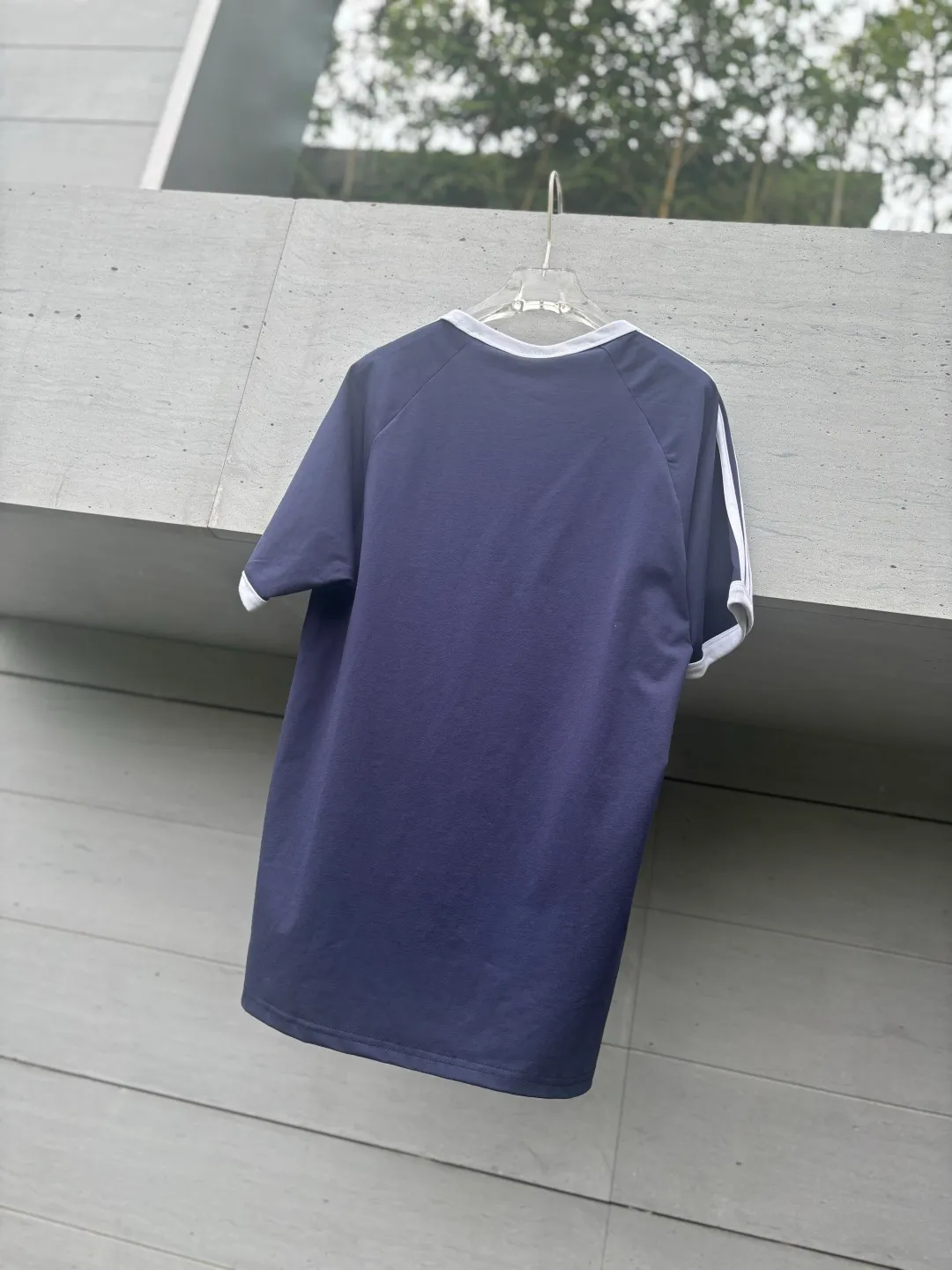 🈴𝟱Color Collection 𝟬𝟱𝟭𝟰𝟴# Exclusive real shot/difference between various stolen pictures and online version on the market [𝗔𝗗𝗜𝗗𝗔𝗦 Adidas Clover Classic Embroidered Couple Round Neck Short Sleeve 𝗧 Shirt] ✅Full set of 1:1 customized accessories ➕Customized three-label ➕𝗬𝘂𝗮𝗻 version hang tag ➕𝗹𝗼𝗴𝗼 packaging bag 🔥 ➕Scan the tag to enter the official website. ✅Top Original version, ins Xiaohongshu has many bloggers wearing it. Clover's latest 5-color T is really Korean casual style ➕Classic Versatile❤️ Skin-friendly and Breathable, super comfortable for daily wear. The clover logo on the chest is very recognizable. 3D three-dimensional tailoring. The upper body is crisp and stylish. The fit is loose. It covers the flesh and makes you slim. It perfectly modifies the figure. The full set of accessories is customized in a one-to-one mold, striving for excellence. Good Quality is never just talk! Color: White Pink Light Gray Green Black Tibetan Blue Size: S M L XL XXL